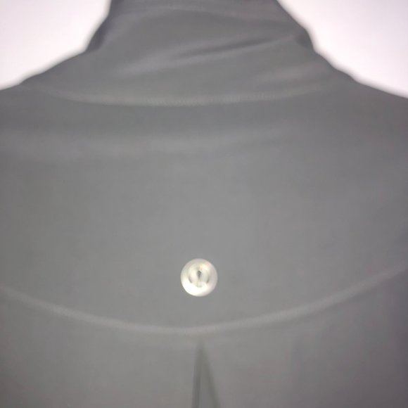 Ladies Size 4 Grey rainproof LULULEMON JACKET with zippered pockets - Picture 8 of 10